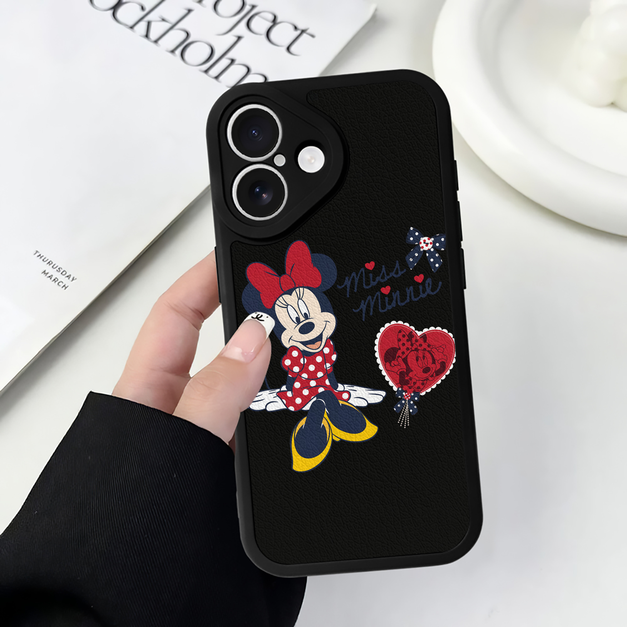 （画像用） ミッキーマウス Mickey Mouse 【iPhone 16シリーズ対応】シリコンスマホケース（レザー調） 材質：シリコン